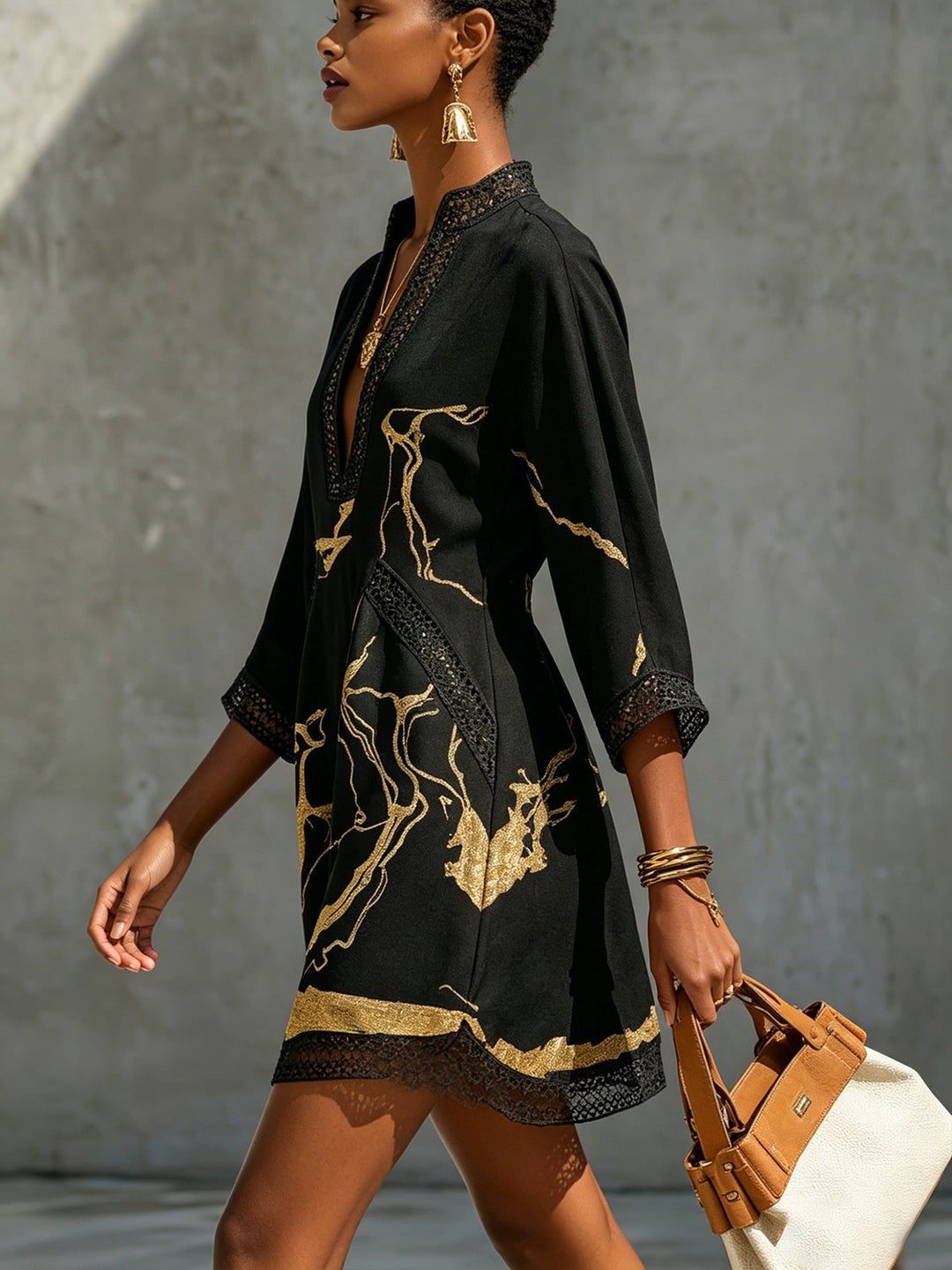 Donatella | Mini-jurk in zwart met gouden marmerprint en haakwerk